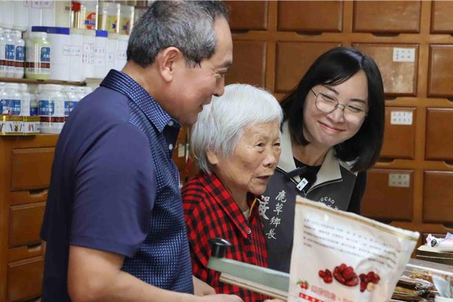 鹿草乡长严佩瑜说，瑞安堂在地传承百年，是一家具有歷史意义的中药行。（吕妍庭摄）