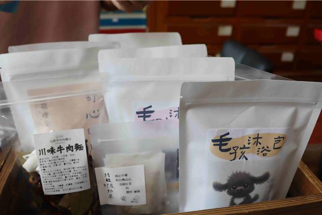 王诏郁开发出许多创新中药产品，贴近时下消费者需求。（吕妍庭摄）