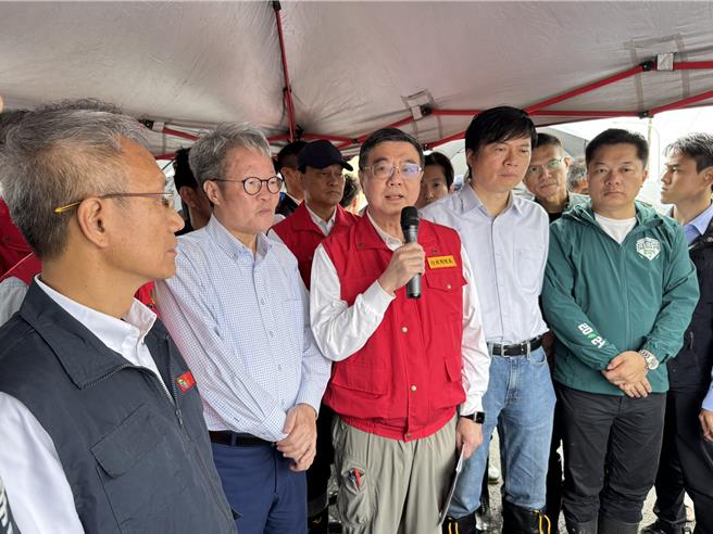 行政院長卓榮泰（中）今天赴宜蘭縣蘇澳視察，並當場宣布蘇澳溪分洪道工程所增加的21億餘元，會納入4年1000億改善縣市管河川工程計畫。（吳佩蓉攝）