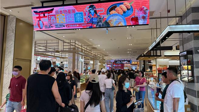 汉神巨蛋今天涌入不少逛街民眾。（柯宗纬摄）