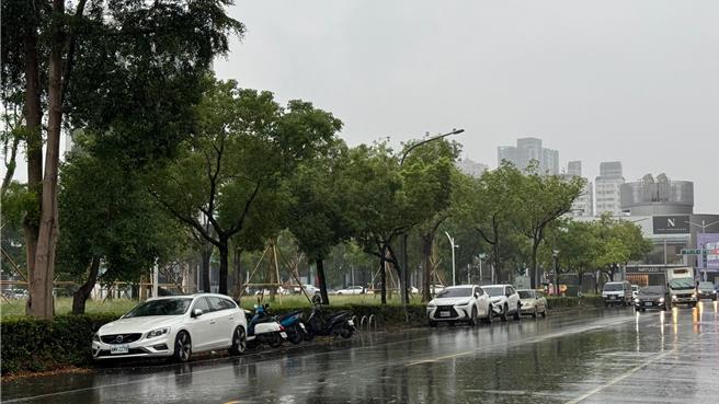 高雄午后风雨转强。（柯宗纬摄）