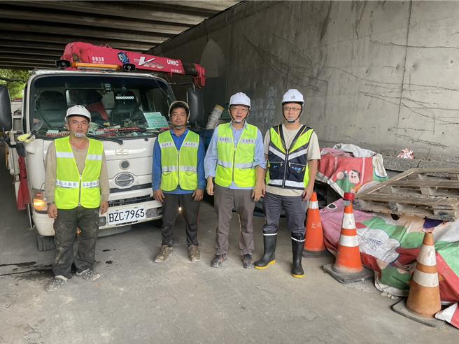 凤凰颱风袭台，宜兰由于豪大雨影响，包含苏澳等地区都出现严重积淹水灾情。台北市政府12日已陆续派遣7车、16队员及4英吋抽水机19部赶往罗东、苏澳等灾区支援救灾。（台北市政府提供／徐佑升台北传真）