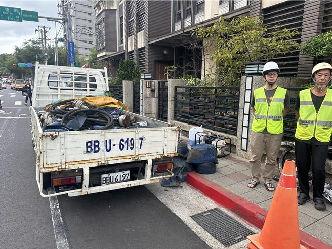 凤凰颱风袭台，宜兰由于豪大雨影响，包含苏澳等地区都出现严重积淹水灾情。台北市政府12日已陆续派遣7车、16队员及4英吋抽水机19部赶往罗东、苏澳等灾区支援救灾。（台北市政府提供／徐佑升台北传真）