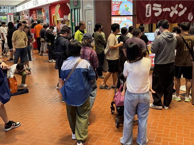 台中12日颱风假风雨不大，百货刚营业餐厅外已经排满用餐人潮。（林弘笙摄）