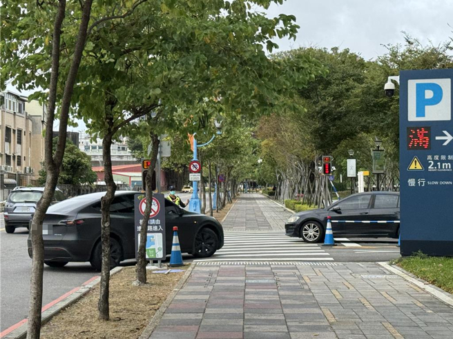 台中颱风假风雨不大民眾照逛街，停车场已满位车潮络绎不绝等待进场。（林弘笙摄）