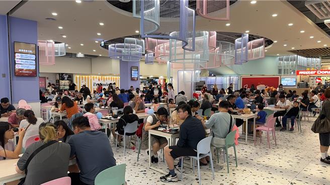 台中12日颱风假风雨不大，商场内美食街许多家长带着小孩一起用餐。（林弘笙摄）