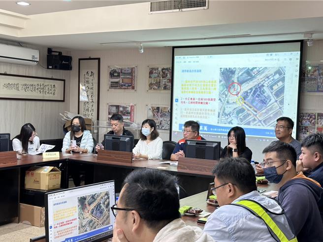 桃園航空城逐漸成形， 但因周邊工程仍在進行，相關工程圍籬仍未拆除，其中大園區埔心國小被工區包圍，通學交通、聯外道路的銜接大幅變動，車輛交織情形變得複雜，造成家長接送孩子上下學不便，日後學校旁中正東路一段將新闢60米的航空城大道，恐影響孩子們走進校園的安全性。(廖姮玥攝)