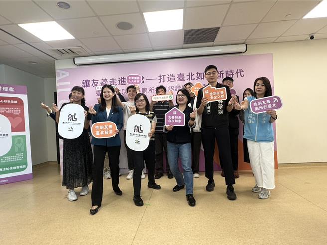 北市社会局长姚淑文说，标章整体设计传达包容与关怀的理念，也代表城市对多元族群的尊重与接纳。（张珈瑄摄） 