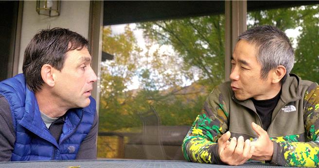 世界八大洲最高峰盲攀紀錄保持人艾瑞克維亨邁爾（左）英雄惜英雄鼓勵小林幸一郎。（海鵬提供）