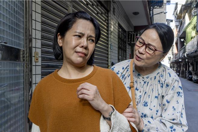 陸小芬在大愛劇《接住流星的人》親自登門拜託錦雯當課輔志工。（大愛台提供）