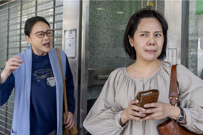 陸小芬在大愛劇《接住流星的人》親自登門拜託錦雯當課輔志工。（大愛台提供）