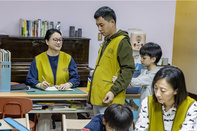 林書函（中）劇中罹患腦性麻痺。（大愛台提供）