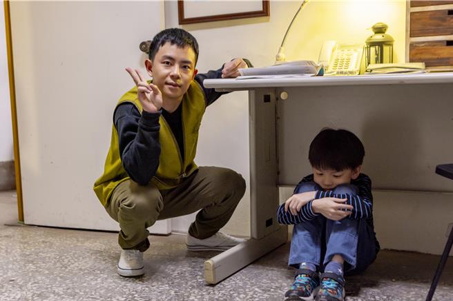 林書函在大愛劇《接住流星的人》飾演課輔班殊教志工老師。（大愛台提供）