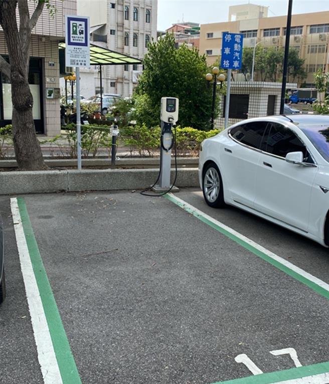 台中市公有停车场充电枪平均使用率不及1成，市府正研拟共用停车格，将择定3处公有停车场试办。（台中市府提供／陈淑娥台中传真）