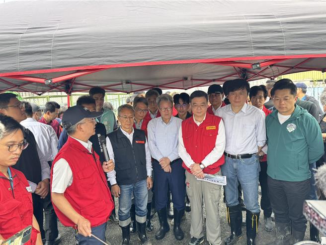 行政院長卓榮泰（前排右三）今天赴宜蘭視察災情，他面對媒體詢問立委沈伯洋的事件與立法院長韓國瑜的態度，他以2盤菜回應韓的說法。（吳佩蓉攝）