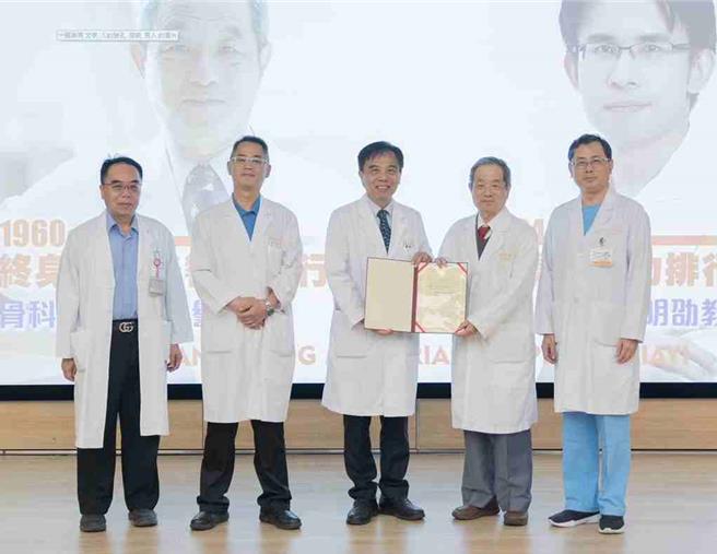 骨科醫師許文蔚（右二）榮獲2025年「全球前2％頂尖科學家名單」終身影響力獎。（嘉義長庚醫院提供／呂妍庭嘉義傳真）