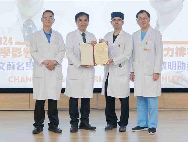 耳鼻喉科醫師蔡明劭（右二）榮獲2025年「全球前2％頂尖科學家名單」年度影響力獎。（嘉義長庚醫院提供／呂妍庭嘉義傳真）