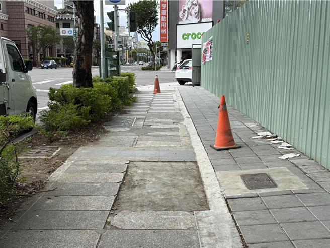 「五福商場」於今年10月熱鬧開幕，成為南高雄新地標，不過，當地里長及議員反映，商場外的人行步道有多處破裂、不平整問題，盼相關單位改善。（洪浩軒攝）