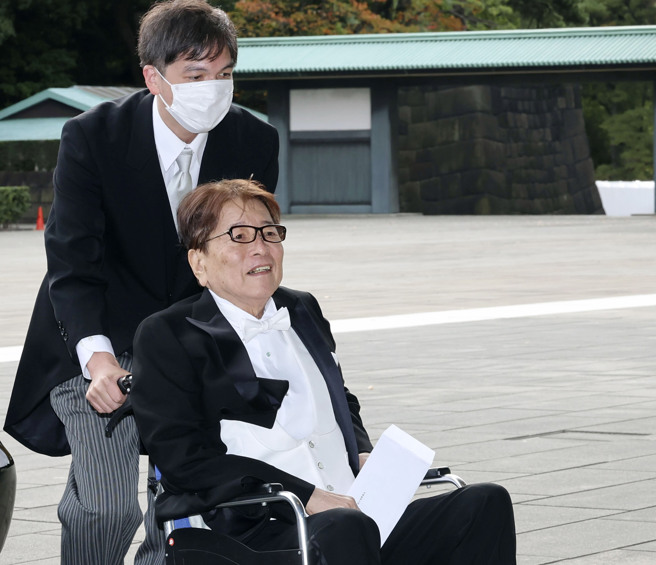 日本前眾议员山本拓昨前往皇居，领取旭日大绶章。（达志图库/TGP）