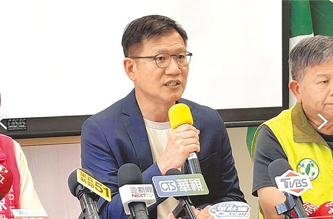 适逢全民普发现金1万元从昨日陆续发放，民进党台中市议会党团总召王立任(中)12日接受快乐联播网主持人严玉霜专访，呼吁支持者购买每张1万元民进党募款餐会票券，引来国民党台中市议会党团书记长李中炮轰，赖清德总统曾附和团结十讲听眾1万元「买菜就用掉了」，现在绿营却呼吁民眾认捐万元募款餐券，直呼逻辑根本不通。（本报资料照片）