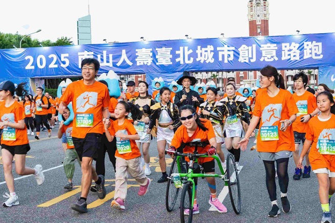 2025南山人壽臺北城市創意路跑今於總統府前廣場鳴槍開跑。圖左起：南山人壽總經理。(圖/南山人壽提供)