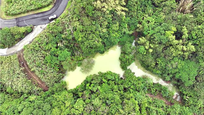 基隆市中正区11日降雨121毫米，导致调和街严重积水，在地民眾发现调和街附近山区出现大片山坳积水，泥水溢流后才因宣泄不及，导致泥水漫流到路面。（读者提供／张志康基隆传真）