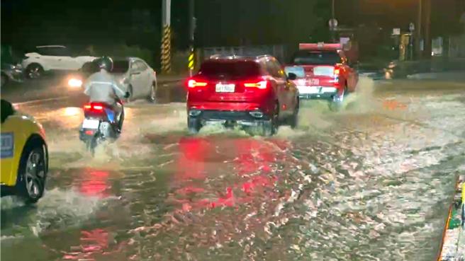 基隆市中正区11日降雨121毫米，导致调和街严重积水，在地民眾发现调和街附近山区出现大片山坳积水，泥水溢流后才因宣泄不及，导致泥水漫流到路面。（读者提供／张志康基隆传真）