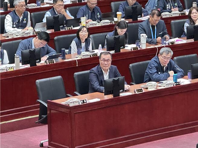 新寿与北市府针对北士科地上权解约，双方拍板「分手费」为44.3亿，北市府也将提案送议会，12日下午大会将审议。台北市副市长李四川也进入议会向各党团议员说明相关内容，最后蓝绿白三党议员皆未提出反对意见，也让该提案顺利通过。（丁上程摄）