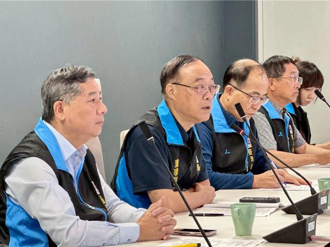 港務公司董事長周永暉（左2）強調各項防颱作為須提前部署。（翻攝照片／洪靖宜高雄傳真）