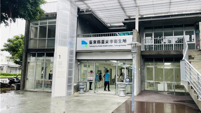 「台东市卫生所再设计」计画，新增户外钢棚以遮挡日照与风雨，并优化室内一、二馆空间配置，目前工程进入验收阶段。（萧嘉蕙摄）