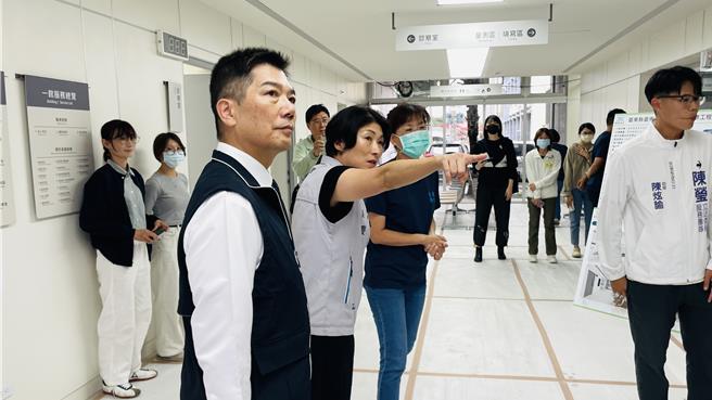 台东县长饶庆铃（右二）视察台东市卫生所重建工程进度，并宣布县内11名卫生所医事人员将「加薪升等」。（萧嘉蕙摄）