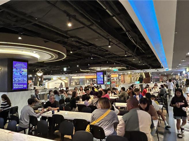 据中央气象署指出，轻颱凤凰预估傍晚从恒春半岛登陆，但目前屏东天气仍处阴凉无雨，因此有不少民眾出门活动，百货公司美食街在下午时段涌入满满人潮。（谢佳潾摄）