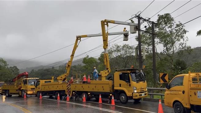 恒春半岛传有215户停电，经台电抢修后，截至下午3时剩57户未復电。（台电提供／谢佳潾屏东传真）
