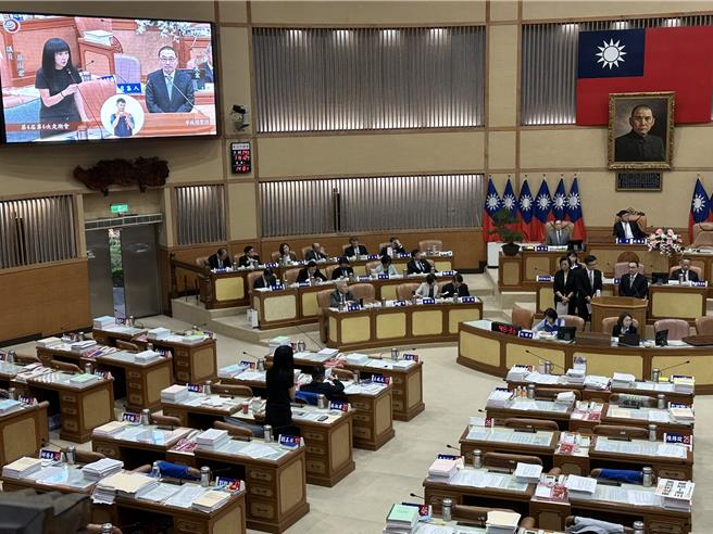 国民党议员蔡淑君指出，农业局以半世纪前的地貌来做判断，相当不合理，而且画出山坡地范围奇形怪状，不仅造成日后地政作业上的困难、阻碍地方发展。（高钧麟摄）