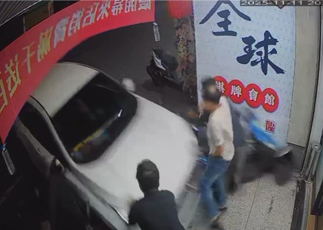 云林县邱姓女子11日晚间驾车与另一辆车发生擦撞后失控衝向一旁店家，4人站在斗口聊天被撞翻。（民眾提供／张朝欣云林传真）