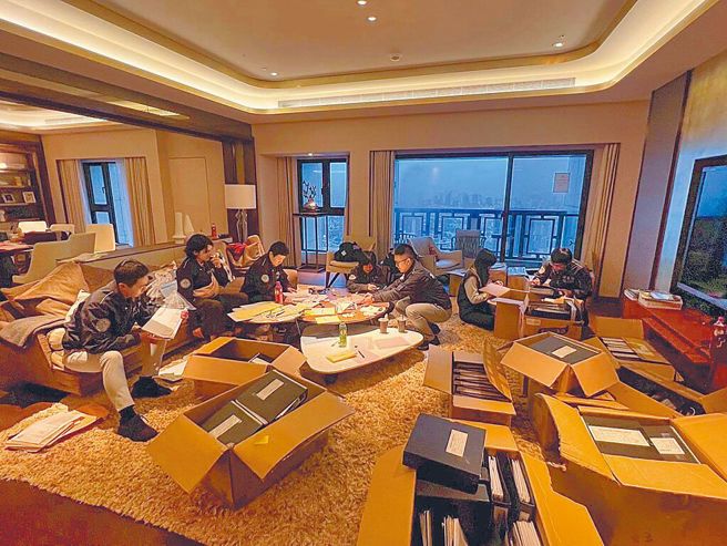 柬埔寨诈骗组织太子集团在台资产遭扣押，图为检调在该集团名下的和平大苑豪宅搜索。（调查局提供）