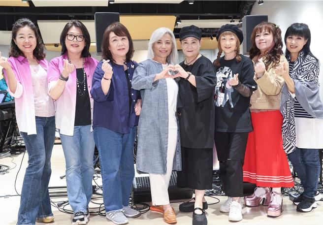 许淑绢（左起）、林佳蓉、徐晓菁、杨芳仪、邰肇玫、陈艾玲、南方二重唱今（12日）为「臺北大巨蛋·民歌大团圆」演唱会彩排。（陈俊吉摄）