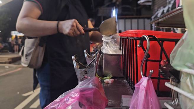 西门町临时摊贩日跑20趟警察，苦嘆乾脆不做了。(照片/游定刚拍摄)