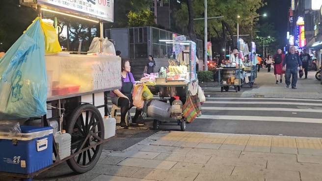 西门町商圈临时摊贩狂被检举，只好跑到周边街道躲警察。(照片/游定刚拍摄)