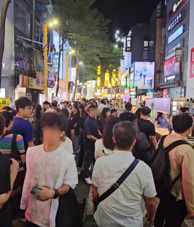 西门町商圈徒步区聚集不少临时摊贩，近期却频遭人检举。(照片/游定刚拍摄)