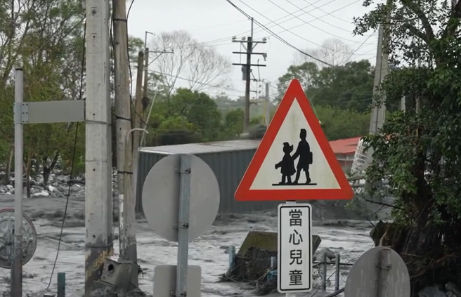花蓮萬榮鄉明利村遭滾滾泥流灌入，還可見貨櫃直接撞斷電線桿。（圖／網友@fishhead_insane授權提供）