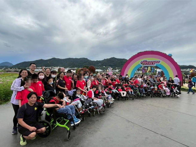 师生们前往花毯节园区。（惠明学校提供／李京升台中传真）