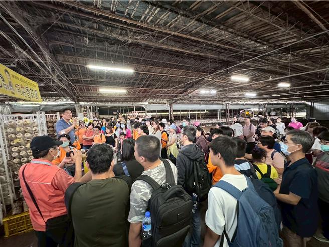 启明学校师生到菇园体验。（启明学校提供／李京升台中传真）