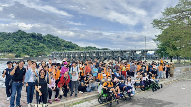 欣赏石冈大坝景观。（启明学校提供／李京升台中传真）
