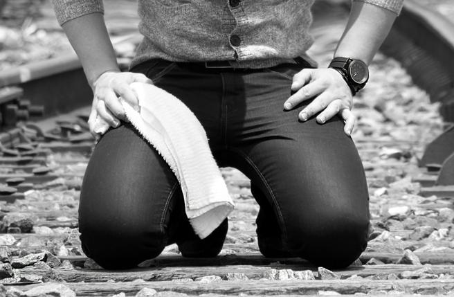 被点名的杨姓直播主，于11日直播下跪「拜托你告我！」（图／翻摄Pixabay）