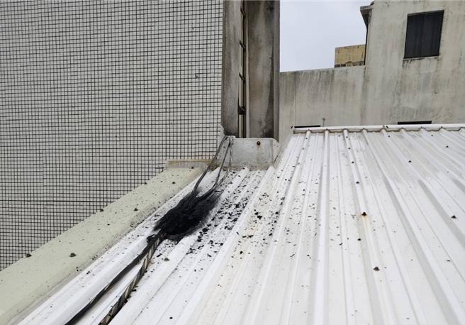 2025年11月12日澎湖县／澎湖马公基督教长老教会屋外高压电线12日下午短路，将屋顶塑钢浪板烧出一个洞。（警消提供／许逸民澎湖传真）