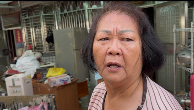 家住苏澳镇的70岁郭太太谈起昨晚惨况，数度哽咽红了眼眶。（吴佩蓉摄）