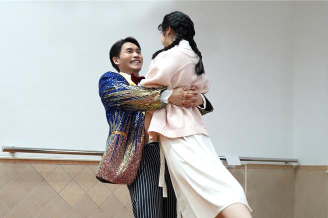 周定纬与那祈在《一村喜事：康乐队来了》有精彩浪漫的双人舞。（金星文创提供）