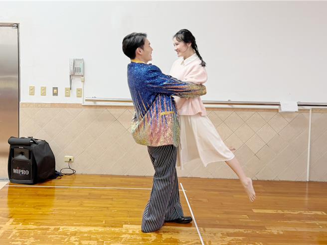 周定纬与那祈在《一村喜事：康乐队来了》有精彩浪漫的双人舞。（金星文创提供）