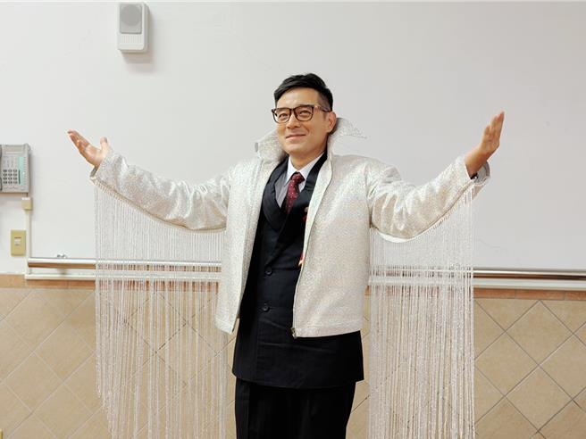 岑永康在《一村喜事：康乐队来了》饰演村长。（金星文创提供）